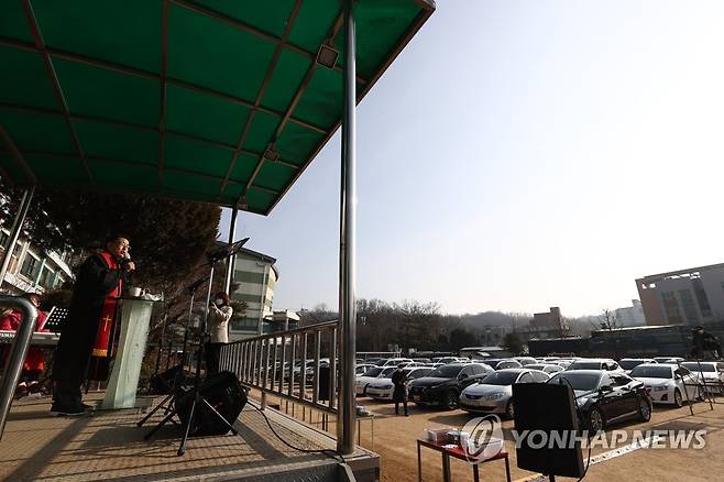 차에 탄 채 예배 [연합뉴스 자료사진]