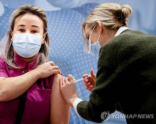 화이자 코로나19 백신 맞는 유럽의 의료종사자 (EPA=연합뉴스)