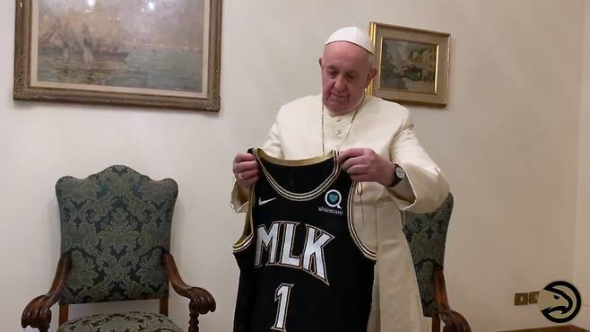 킹 목사 유니폼을 들어 보이는 프란치스코 교황. [애틀랜타 구단 소셜 미디어 사진. 재판매 및 DB 금지]
