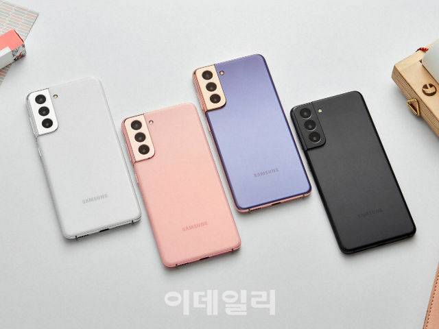 왼쪽부터 갤럭시S21 팬텀 화이트·핑크·바이올렛·블랙 색상. 화면 크기는 6.2인치이며, 이번 시리즈 중 유일하게 뒷판에 글라스틱(플라스틱) 소재가 적용됐다. (사진= 삼성전자)