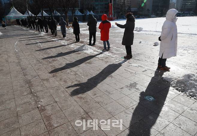 [이데일리 노진환 기자] 한파에 폭설까지 내린 7일 오전 시청앞 서울광장에 마련된 코로나19 임시 선별검사소에서 시민들이 검사를 받기 위해 줄지어 서 있다. 서울시는 한파로 인해 7일부터 10일까지 4일간 임시 선별검사소 운영을 오전 11시부터 오후 3시까지 단축운영 한다고 밝혔다.