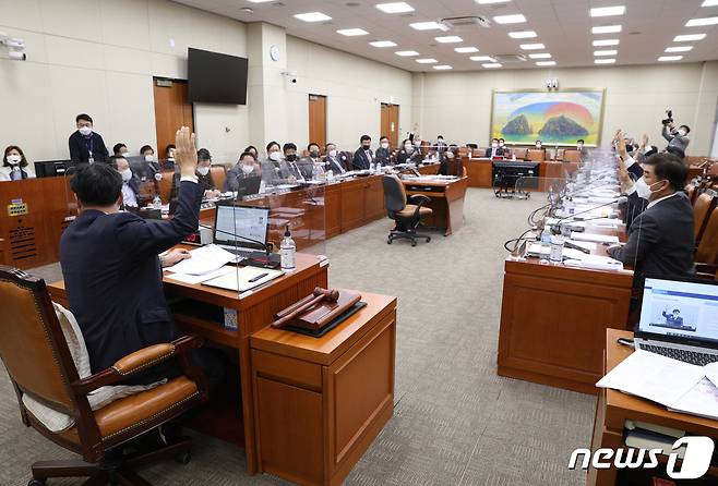 서울 여의도 국회에서 열린 정무위원회 전체회의.2020.12.7/뉴스1 © News1 신웅수 기자