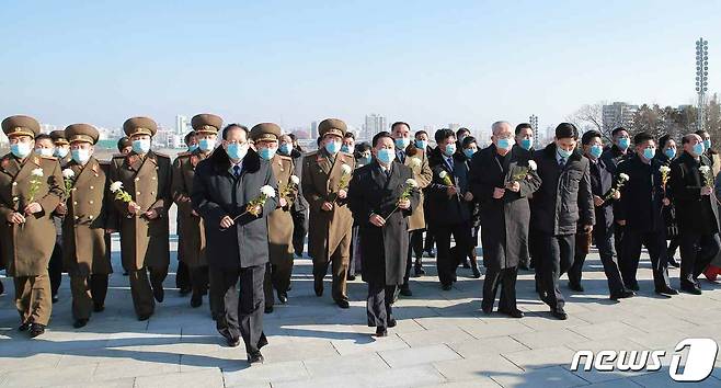 (평양 노동신문=뉴스1) = 북한 노동당 기관지 노동신문은 지난 16일 최고인민회의에 참가하는 대의원들이 만수대 언덕에 올라 김일성 주석과 김정일 국방위원장 동상에 꽃바구니를 진정했다고 17일 보도했다. 북한은 17일 최고인민회의 제14기 제4차 회의를 개최한다. [국내에서만 사용가능. 재배포 금지. DB 금지. For Use Only in the Republic of Korea. Redistribution Prohibited] rodongphoto@news1.kr