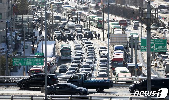 7일 오전 서울 사당역 인근 도로가 밤사이 내린 폭설로 차량정체를 빚고 있다. 2021.1.7/뉴스1 © News1 김진환 기자