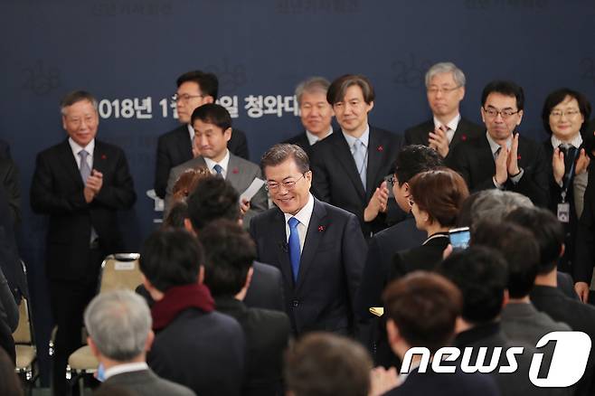 문재인 대통령이 지난 2018년 1월 청와대 영빈관에서 2018 무술년 신년기자회견을 마친 뒤 취재진과 악수하고 있다. (청와대 제공) 2018.1.10/뉴스1 © News1 이광호 기자