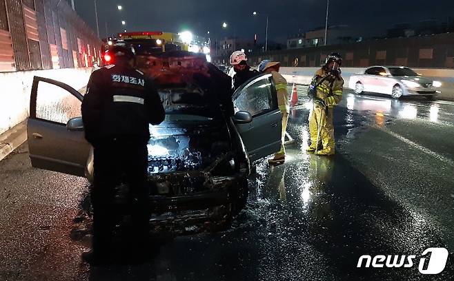 17일 오후 5시 49분쯤 경기 부천시 원종동 경인고속도로(인천→서울방향)갓길에 정차한 레조 승용차에서 화재가 발생했다. 소방대원이 화재를 진압하고 있다.(경기부천소방서제공)2021.1.17/뉴스1 © News1 정진욱 기자