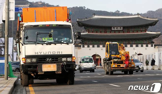 대설 예비특보가 발령된 17일 오후 서울 종로구 광화문광장 인근에 제설차량이 비상 대기하고 있다. 2021.1.17/뉴스1 © News1 오대일 기자