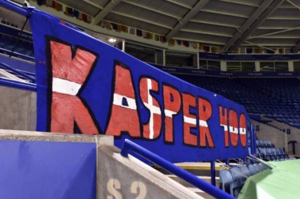 팬들과 구단이 함께 선물한 캐스터 슈마이켈 레스터 400경기 출전 기념 배너