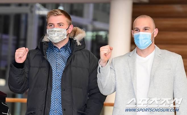 SK 새 외인투수 르위키가 로맥과 함께 16일 인천공항을 통해 입국하고 있다. 이들은 곧바로 구단이 제주도에 마련한 자가 격리숙소로 이동해 스프링캠프 합류를 위한 적응에 들어간다.  인천=최문영 기자  deer@sportschosun.com /2021.01.16/