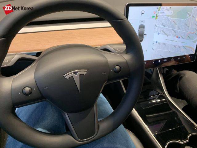운전석에서 바라본 테슬라 모델 3 (사진=지디넷코리아)
