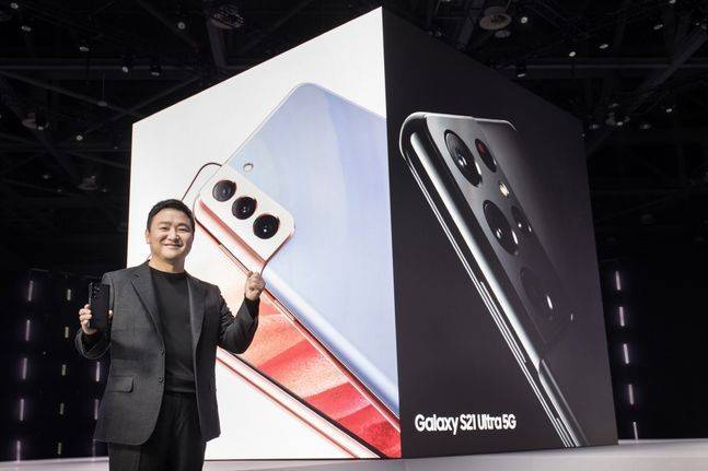 노태문 삼성전자 무선사업부장 사장이 지난 14일(미국 현지시간 기준) 온라인으로 열린 ‘삼성 갤럭시 언팩 2021’ 행사에서 ‘갤럭시S21’ 시리즈를 소개하고 있다.ⓒ삼성전자