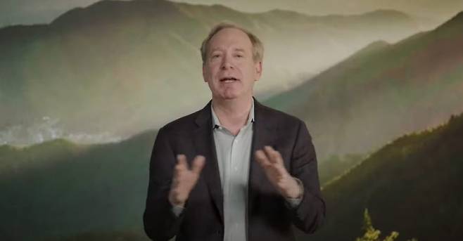 13일(현지시간) CES 2021 기조연설에서 브래드 스미스 마이크로소프트(MS) 최고법률책임자(CLO)가 경제·사회적 도움을 주는 동시에 기본권을 훼손할 수 있는 기술의 이중성에 대해 발표했다.(자료: CES 홈페이지)