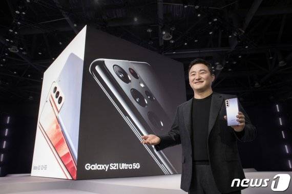 노태문 삼성전자 무선사업부장 사장이 15일 온라인으로 열린 '삼성 갤럭시 언팩 2021'에서 '갤럭시 S21' 시리즈를 소개하고 있다. (삼성전자 제공) 2021.1.15/뉴스1 © News1 박지혜 기자 /사진=뉴스1