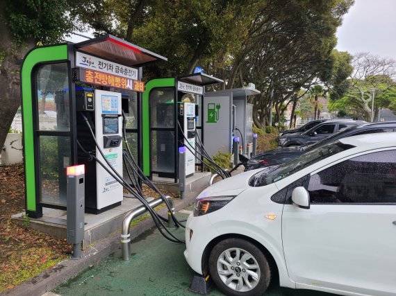 교통·에너지·환경세가 올해 일몰을 앞둔 가운데 전기차 보급 수요가 늘어나면서 세금 형평성 논란이 일 전망이다. 전기차 충전소 전경. 뉴시스