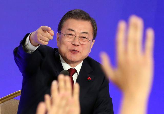 문재인 대통령이 지난해 14일 오전 청와대 영빈관에서 열린 2020 신년 기자회견에서 질문을 요청하는 기자를 지정하고 있다. 연합뉴스 자료사진