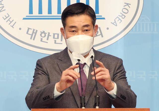 국회 국방위원회 소속 국민의힘 신원식 의원이 13일 국회 소통관에서 대북 안보·국방 정책의 근본적인 전환을 촉구하고 있다. 연합뉴스