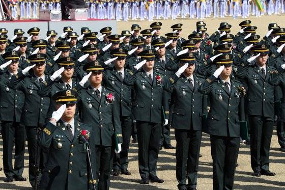 지난해 3월 5일 서울 노원구 육군사관학교에서 열린 '제76기 졸업 임관식'에서 신임 소위들이 거수경례를 하고 있다. 사진은 기사 내용과 관련 없음. [사진 국방일보 제공]