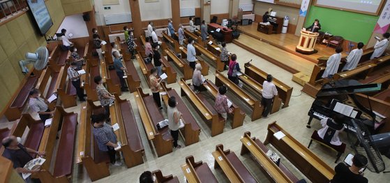 지난해 8월 30일 부산시 부산진구의 한 교회의 대면 예배 모습. [뉴스1]