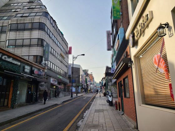 지난 14일 오후 3시쯤 숙명여대 정문으로 올라가는 한 골목의 썰렁한 풍경. 정희윤 기자