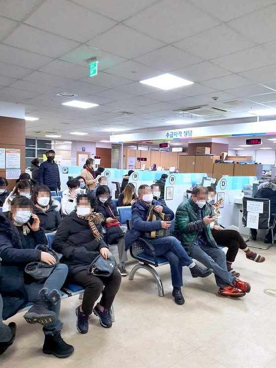 실업급여를 신청하려는 실직자로 북적이는 서울 관악 고용복지센터. 김기찬 기자