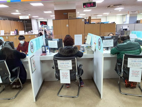 쉴 새 없이 돌아가는 실업급여 수급 자격 신청 창구. 수급 자격만 심사할 뿐 반드시 해야 하는 구직상담은 엄두도 내지 못했다. 김기찬 기자