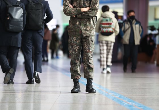 지난해 11월 27일 서울역에 군인이 지나가고 있다. 위 사진은 기사 내용과 무관. 연합뉴스