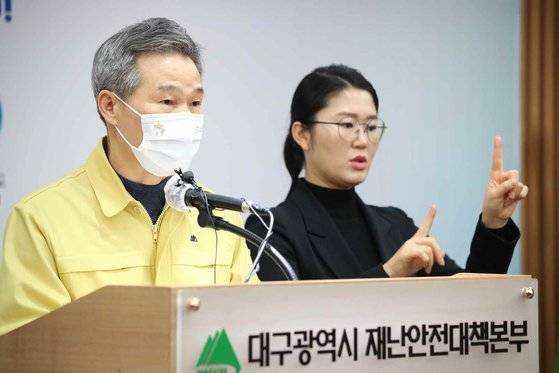 17일 대구시 채홍호 행정부시장이 대구지역 신종 코로나바이러스 감염증(코로나19) 관련 브리핑을 하고 있다. 사진 대구시
