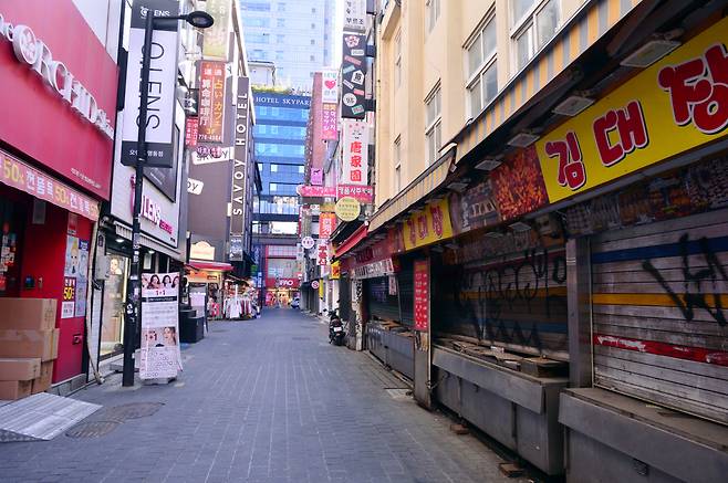 Many shops are closed with few shoppers walking around in Myeong-dong on Jan. 6. (Park Hyun-koo/The Korea Herald)