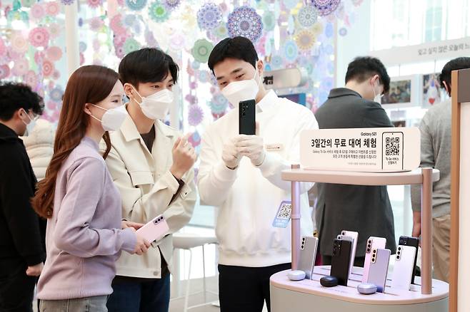 A Samsung Electronics employee speaks at a promotional event for Galaxy S21 smartphones at a Samsung Digital Plaza branch in Gangnam-gu, southern Seoul, on Sunday. (Yonhap)