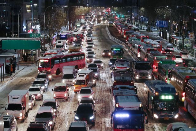 전날 밤 많은 눈이 내린 지난 7일 오전 서울 사당역 인근 도로가 차량 정체를 빚고 있다. 연합뉴스.