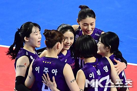 17일 오후 경기도 화성종합경기타운 실내체육관에서 "2020-2021 V리그" 여자부 IBK기업은행과 흥국생명 경기가 열렸다. 흥국생명 선수들이 득점을 올린 후 다 함께 기뻐하고 있다. 사진(화성)=김영구 기자