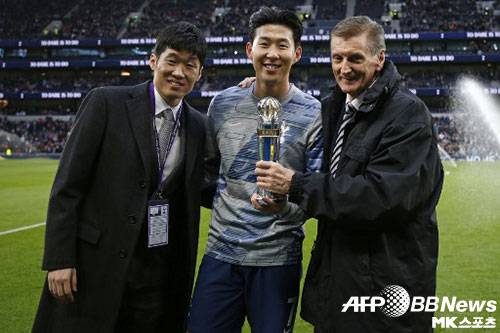 손흥민(가운데)은 2015년, 2017년, 2019년 아시아축구연맹(AFC) 올해의 국제선수상을 수상했다. 박지성이 손흥민의 시상을 위해 2019년 12월 7일(현지시간) 2019-20시즌 프리미어리그(EPL) 16라운드 토트넘 홋스퍼-번리전이 열린 영국 런던의 토트넘 홋스퍼 스타디움을 방문했다. 사진=ⓒAFPBBNews = News1