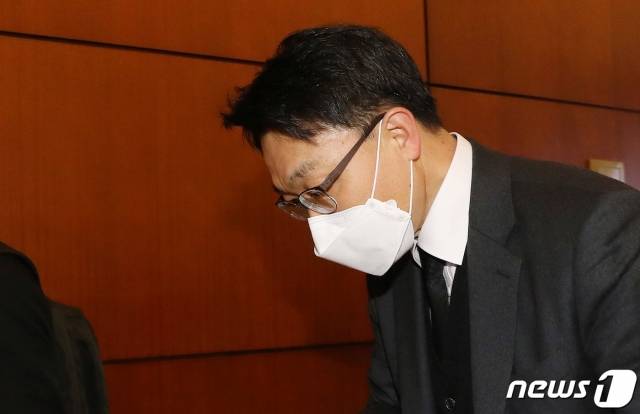 김진욱 고위공직자범죄수사처(공수처) 처장 후보자가 13일 오전 서울 종로구의 한 빌딩에 마련된 인사청문회 준비단 사무실로 출근하고 있다. /사진=뉴스1.