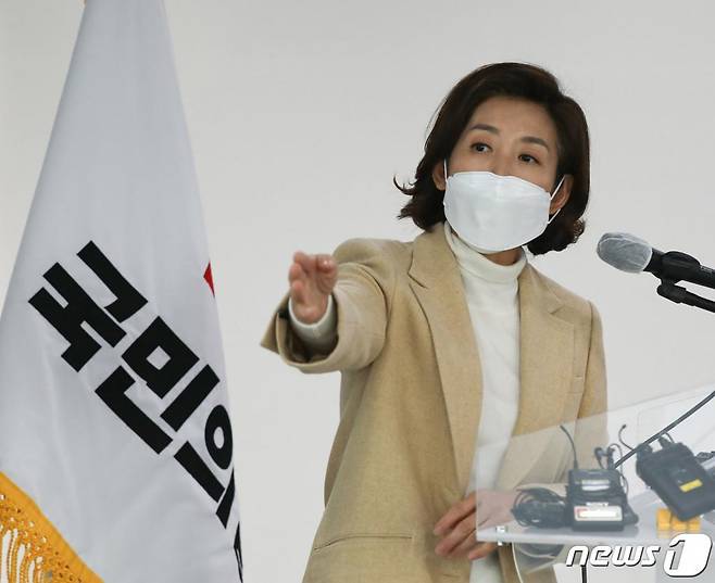 (서울=뉴스1) 신웅수 기자 = 서울시장 출마를 선언한 나경원 전 의원이 17일 오후 서울 여의도 국민의힘 중앙당사에서 정책공약을 발표하고 있다.   나 전 의원은 총 120만명을 대상으로 하는 최대 6조원 규모의 민생 긴급 구조 기금을 조성하겠다며 일명 '숨통트임론'을 공약으로 내걸었다. 2021.1.17/뉴스1