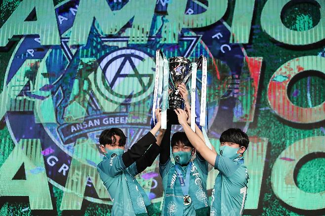 우승을 차지한 안산 그리너스. 한국프로축구연맹 제공
