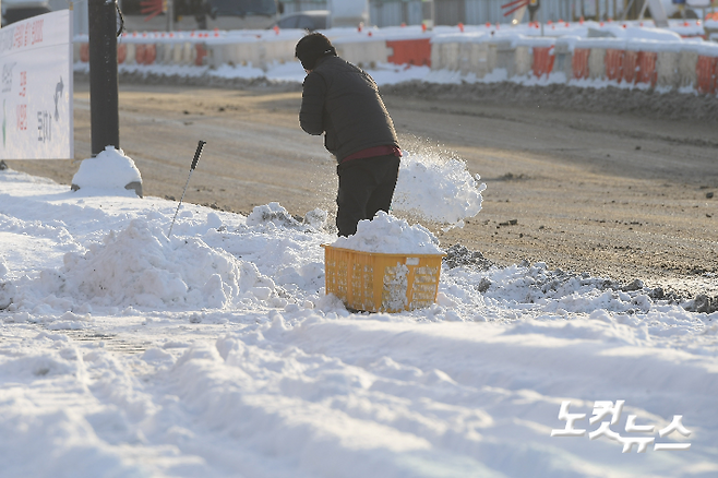 한 시민이 쌓인 눈을 치우고 있는 모습. 이한형 기자