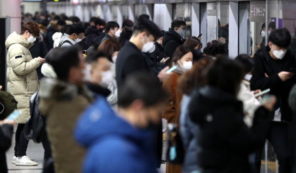 서울 영등포구 여의도역에서 마스크를 쓴 시민들이 열차를 기다리고 있다. 뉴시스