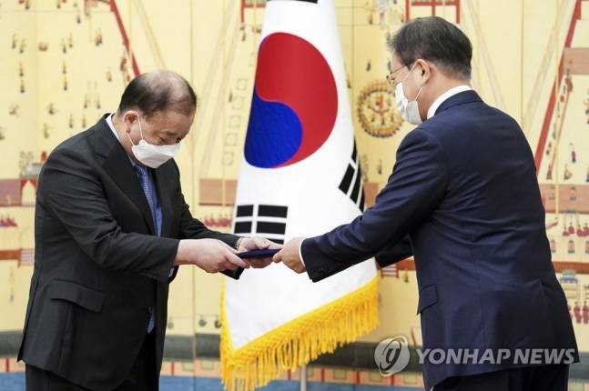 문재인 대통령이 14일 청와대에서 강창일 주일대사에게 신임장을 수여하고 있다. 2021.1.14. 연합뉴스
