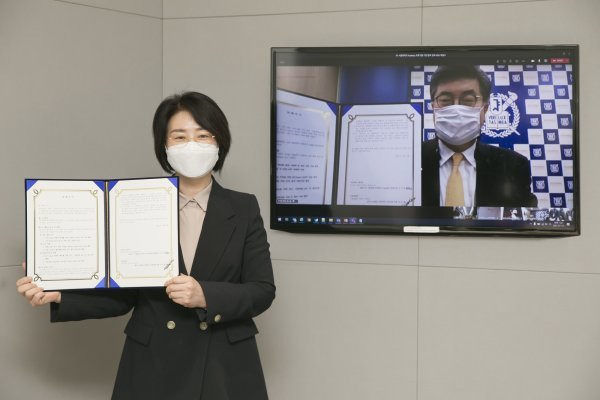 서울대학교 아카데미 프로그램을 추진을 위해 (왼쪽부터)KT Cloud/DX사업본부장 이미희 상무와 서울대 공과대학장 차국헌 교수가 비대면 방식으로 서면 협약을 맺었다.