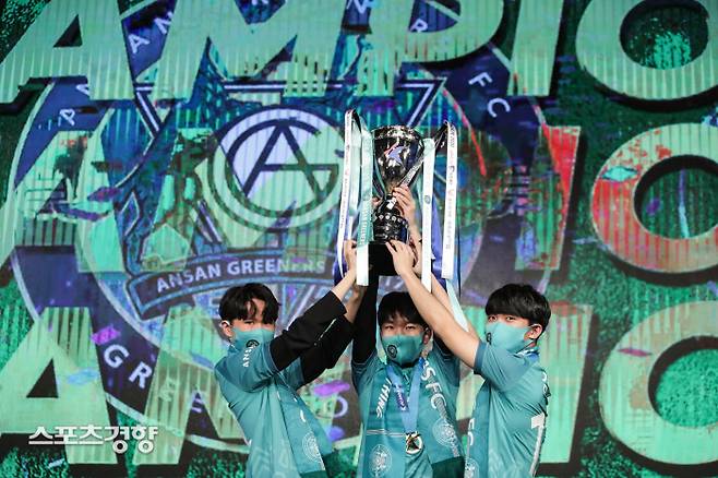 안산그리너스 선수들이 우승 세레머니를 펼치고 있다.