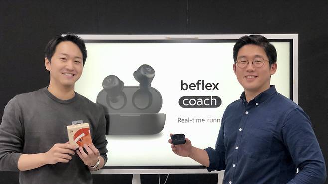 비플렉스 정창근, 정주호 대표가 출시를 앞둔 ‘비플렉스 코치를 들고 포즈를 취하고 있다. 비플렉스 제공