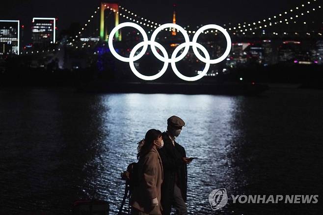 '중지' 또는 '재연기' 여론 80%에 달하는 도쿄올림픽 (도쿄 AP=연합뉴스) 일본 국민 5명 중 4명은 도쿄올림픽·패럴림픽 개최를 중지하거나 재연기해야 한다고 생각하는 것으로 조사됐다. 교도통신이 9~10일 실시한 여론조사에서 올해 여름 개최 예정인 도쿄올림픽·패럴림픽에 대해 35.3%는 "중지해야 한다", 44.8%는 "재연기해야 한다"고 답변했다고 보도했다. 사진은 작년 12월 1일 도쿄 오다이바 해양 공원에 설치된 오륜 조형물 앞을 행인들이 걷고 있는 모습. sungok@yna.co.kr