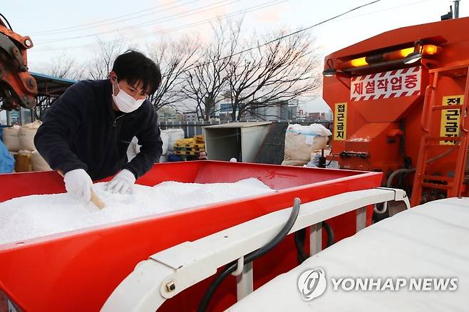 철저하고 꼼꼼한 준비 (서울=연합뉴스) 17일 오후 서울 성동구 송정동에 위치한 제설제보관소에서 구 관계자가 제설차량에 제설제를 채우고 있다.  2021.1.17 [성동구 제공. 재판매 및 DB 금지]  photo@yna.co.kr