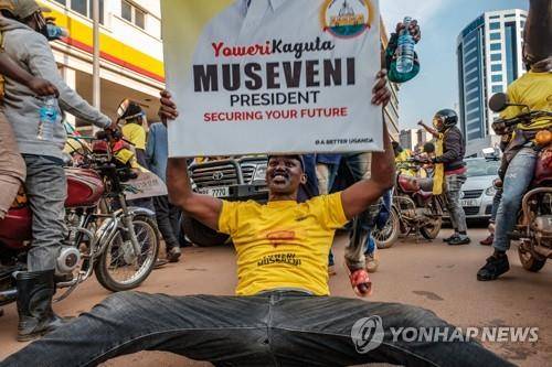 16일 무세베니 대통령 6선 성공을 축하하는 지지자들 [AFP=연합뉴스]