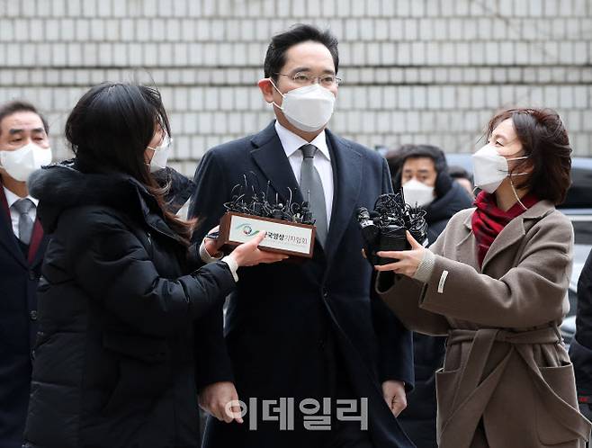 이재용 삼성전자 부회장이 18일 오후 서울 서초구 서울고등법원에서 열린 국정농단 사건 파기환송심 선고 공판에 출석하며 기자들의 질문에 답을 하지 않고 있다.(사진=이데일리 방인권 기자)