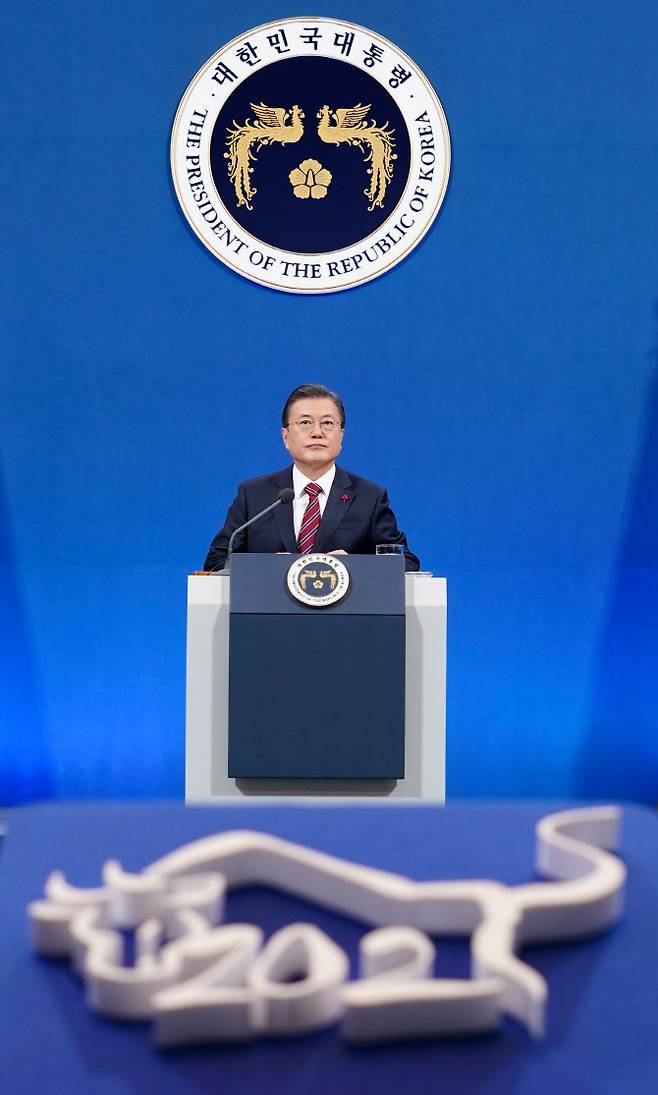 문재인 대통령이 18일 오전 청와대 춘추관에서 온·오프 혼합 방식으로 열린 ‘2021 신년 기자회견’에 참석해 화상으로 연결된 취재진을 바라보고 있다.(사진=뉴시스)