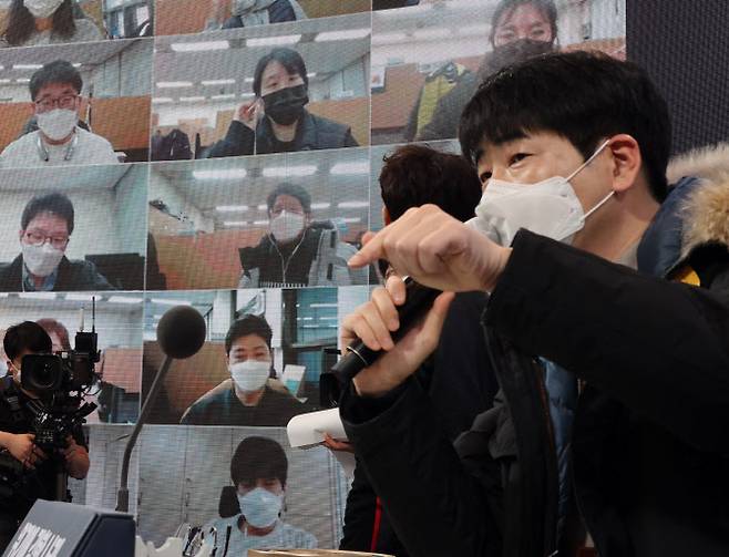 문재인 대통령 신년 기자회견을 하루 앞둔 지난 17일 청와대 춘추관 기자회견장에서 탁현민 의전비서관이 리허설을 진행하고 있다. (사진=연합뉴스)