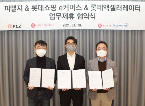 18일 오전 서울시 송파구 롯데월드타워에 위치한 롯데e커머스 본사에서 전영민 롯데액셀러레이터 대표이사(왼쪽), 박순호 PLZ 대표, 조영제 롯데쇼핑 e커머스 대표 등이 3자 업무협약 기념 촬영을 하고 있다(사진=롯데쇼핑)