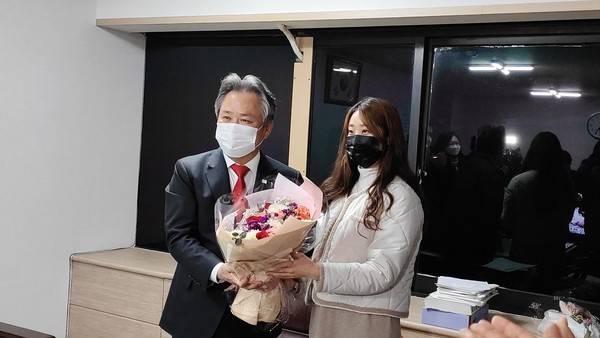 41대 대한체육회장 당선 직후 선거운동 관계자에게 축하 꽃다발 받은 이기흥 회장. [사진=이기흥 회장 선거캠프 제공. 연합뉴스]