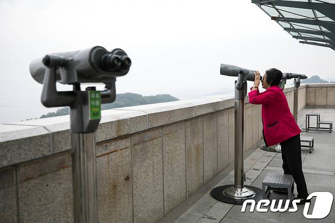 경기 파주 오두산 통일전망대를 찾은 탈북자 가족이 망원경을 통해 북녘을 바라보고 있다. /뉴스1 DB © News1
